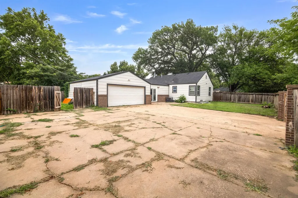 2739 S Rose Marie Court Wichita KS 67216