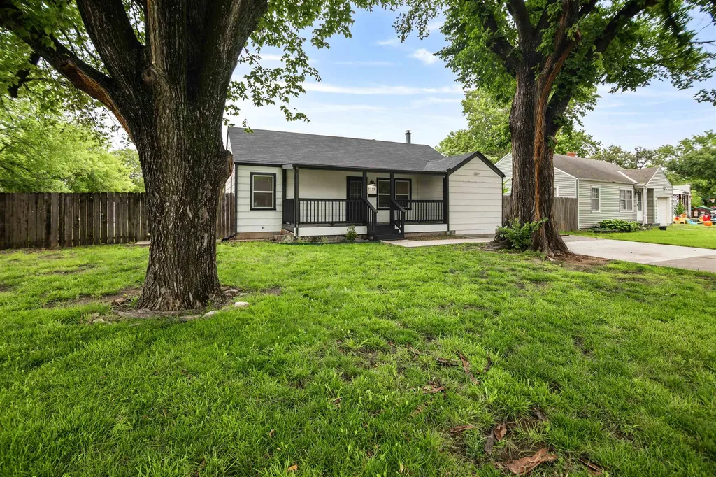 2739 S Rose Marie Court Wichita KS 67216