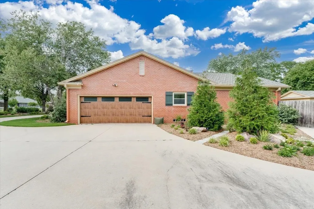 122 S Ridgecrest Wichita KS 67218