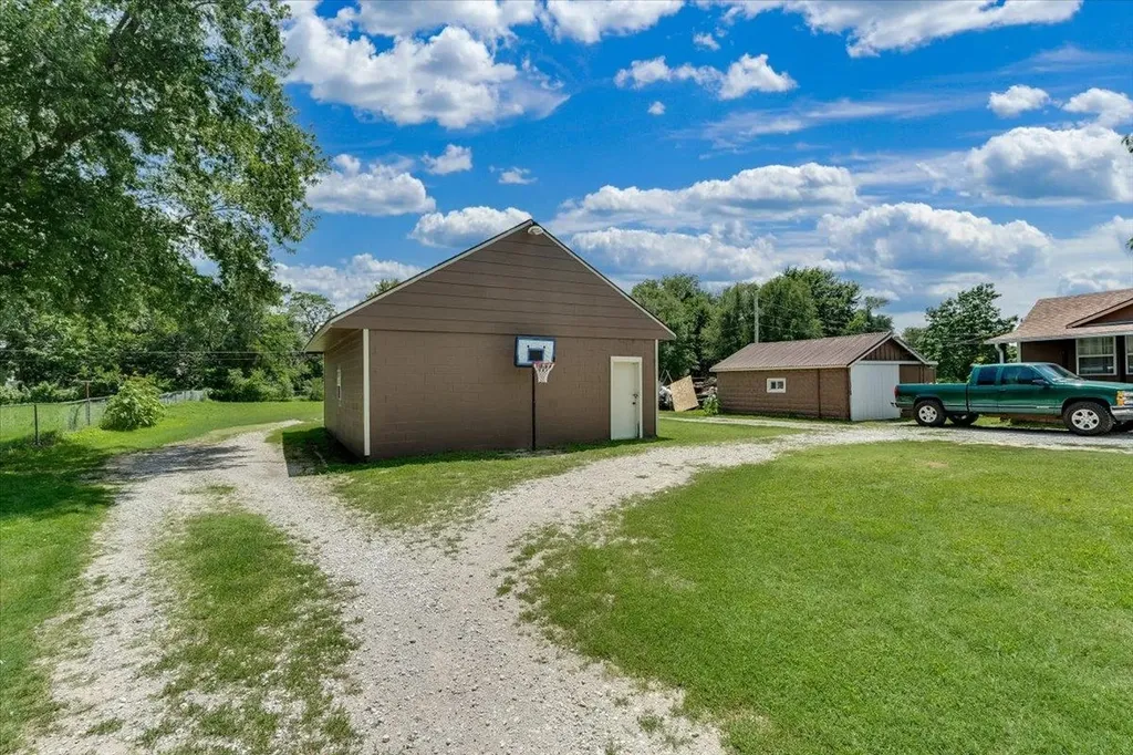 615 E 57th Street S Wichita KS 67216