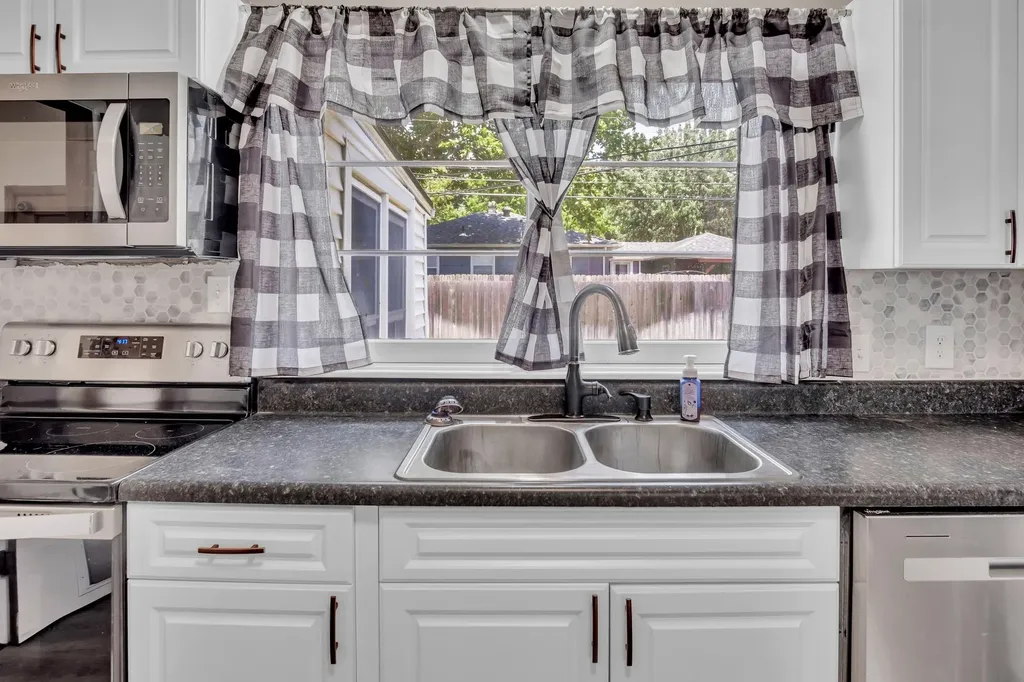 1412 W 8th Street Newton KS 67114