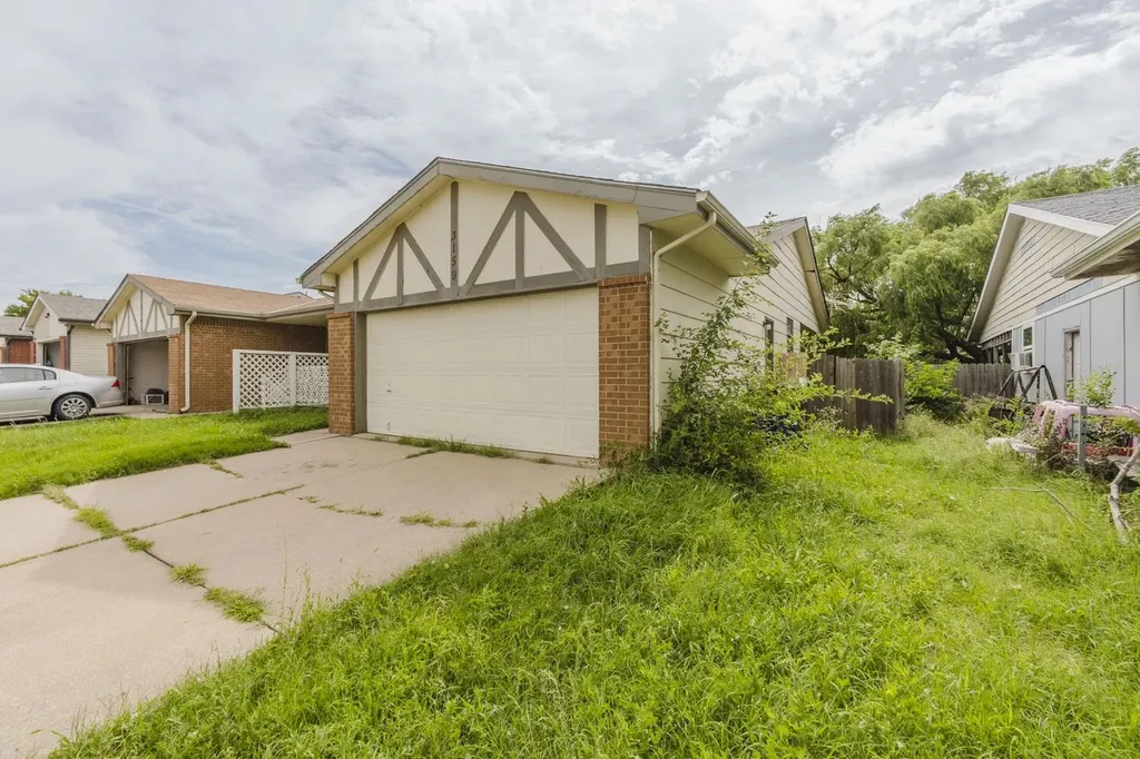3159 S Bunker Hill Wichita KS 67210