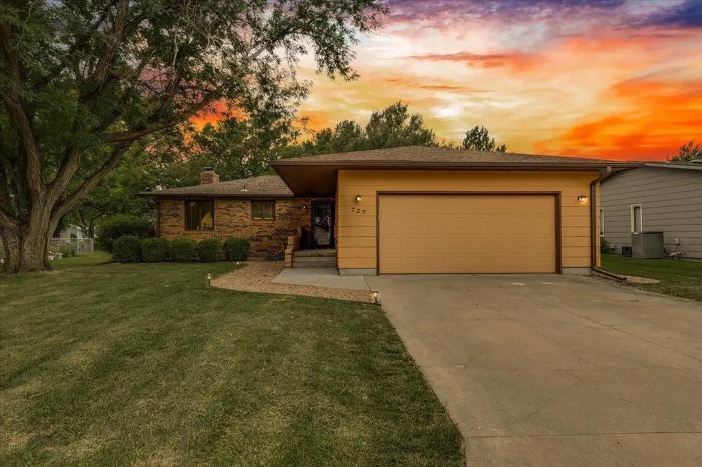 727 Crescent Hesston KS 67062
