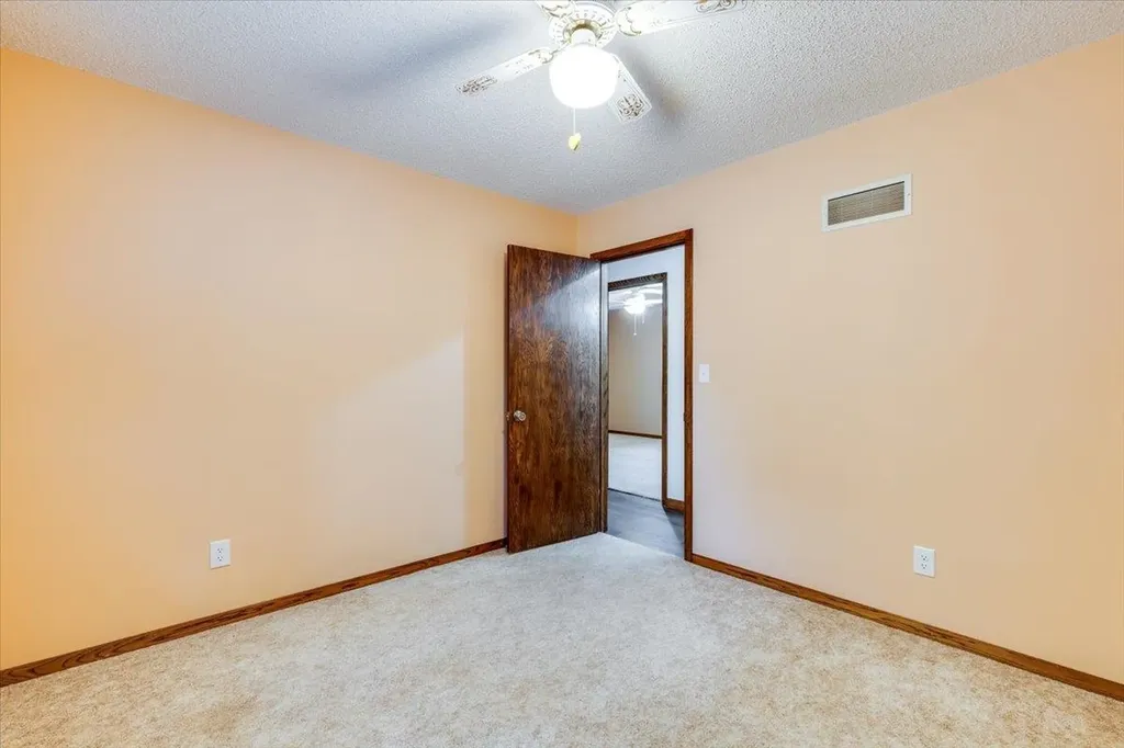 727 Crescent Hesston KS 67062