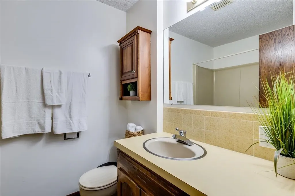 727 Crescent Hesston KS 67062