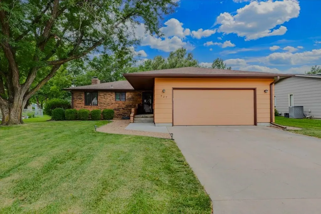 727 Crescent Hesston KS 67062