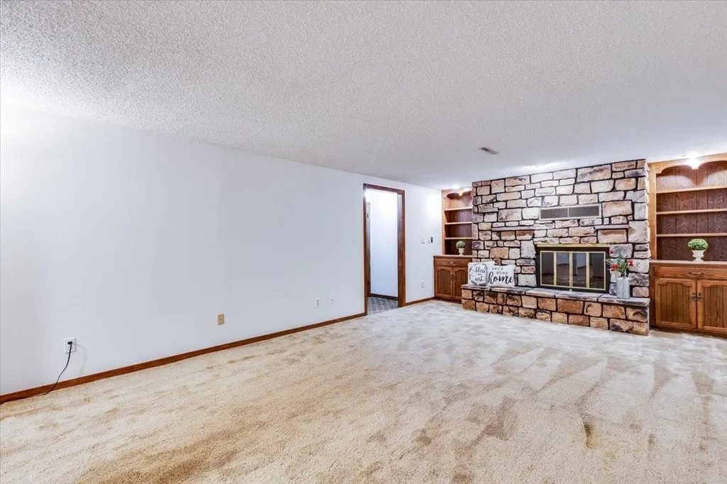 727 Crescent Hesston KS 67062