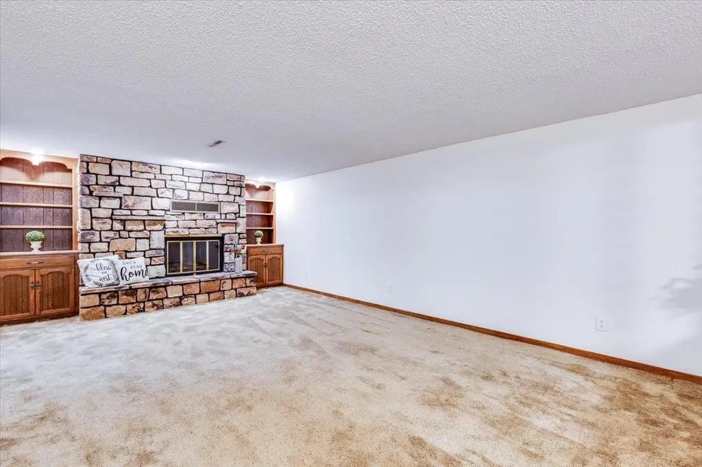 727 Crescent Hesston KS 67062