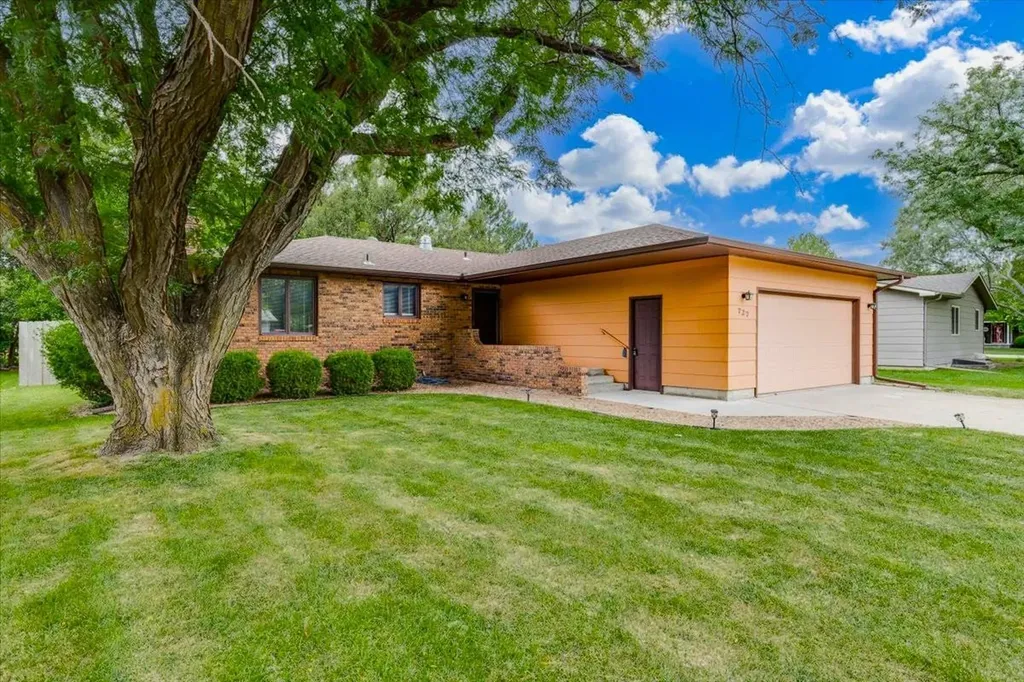 727 Crescent Hesston KS 67062