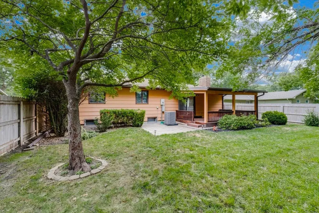 727 Crescent Hesston KS 67062