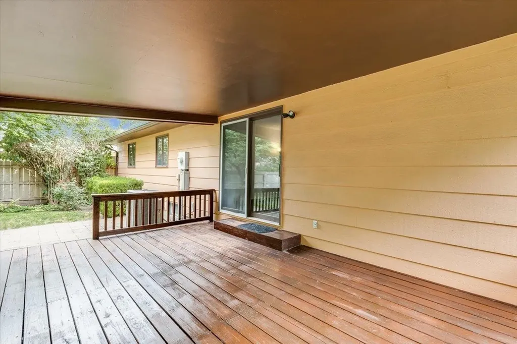 727 Crescent Hesston KS 67062