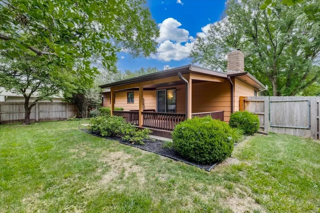 727 Crescent Hesston KS 67062