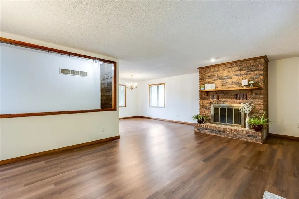 727 Crescent Hesston KS 67062