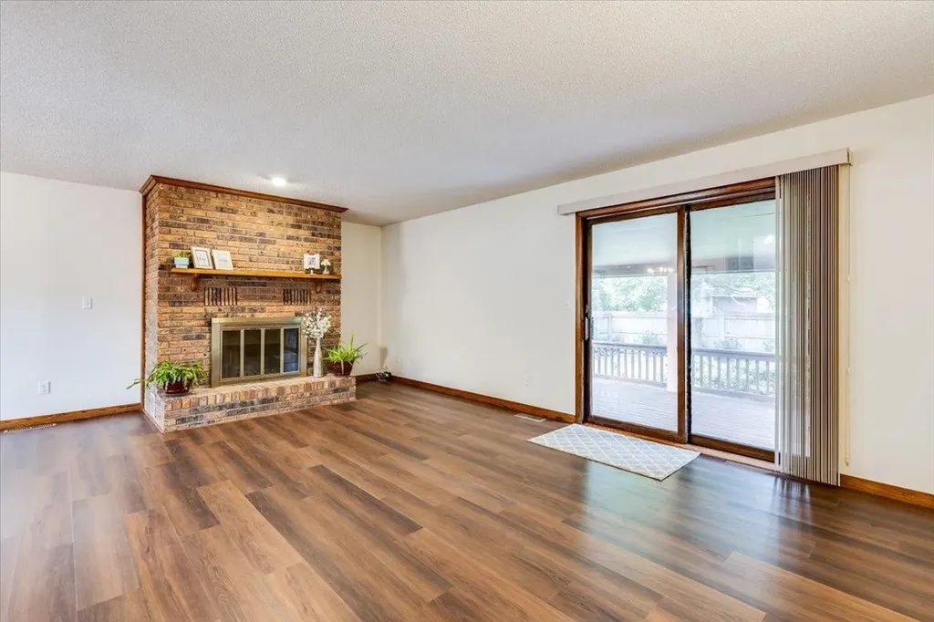727 Crescent Hesston KS 67062