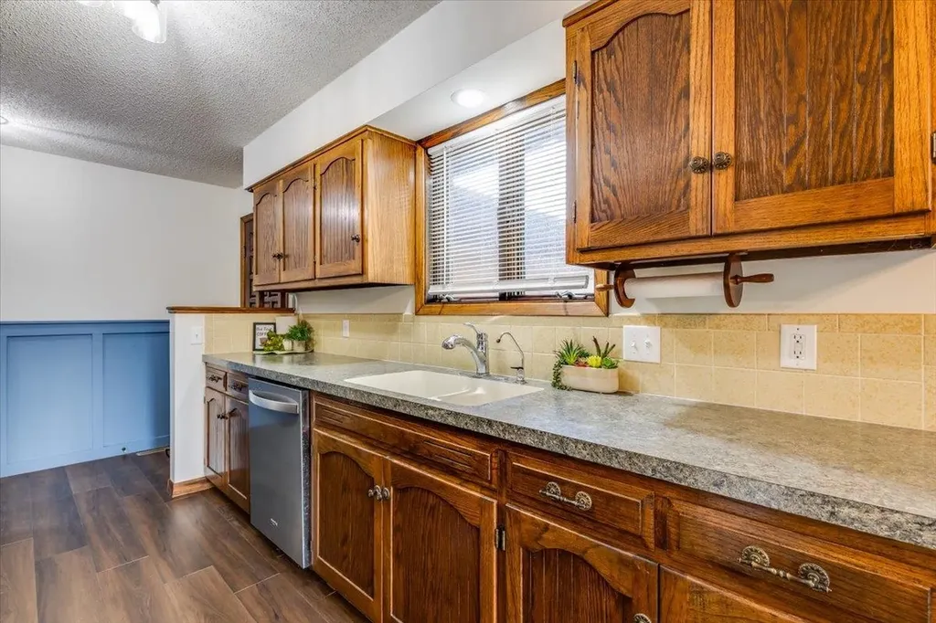 727 Crescent Hesston KS 67062