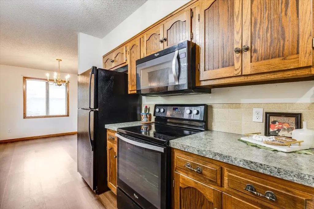 727 Crescent Hesston KS 67062