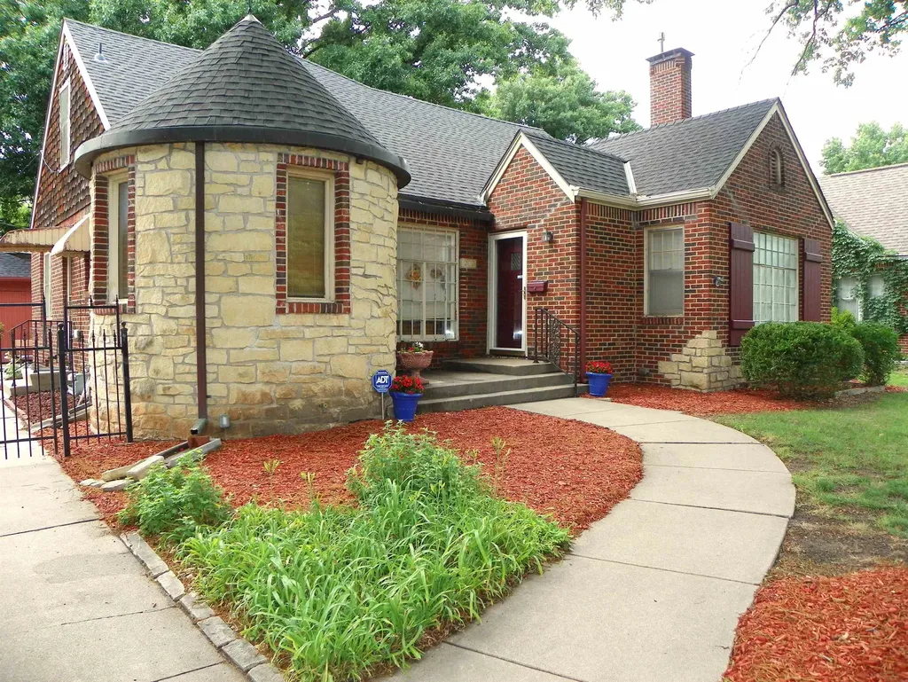 207 N Parkwood Lane Wichita KS 67208-4144