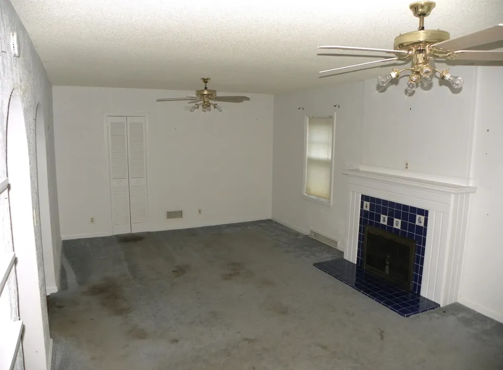 207 N Parkwood Lane Wichita KS 67208-4144