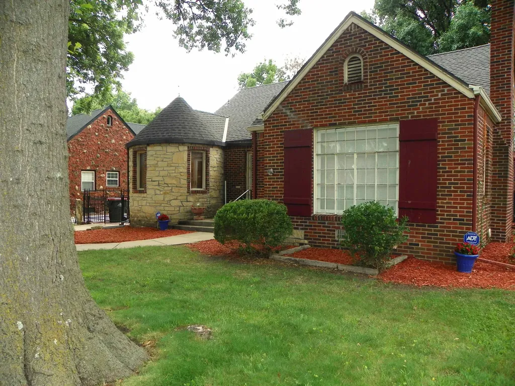 207 N Parkwood Lane Wichita KS 67208-4144