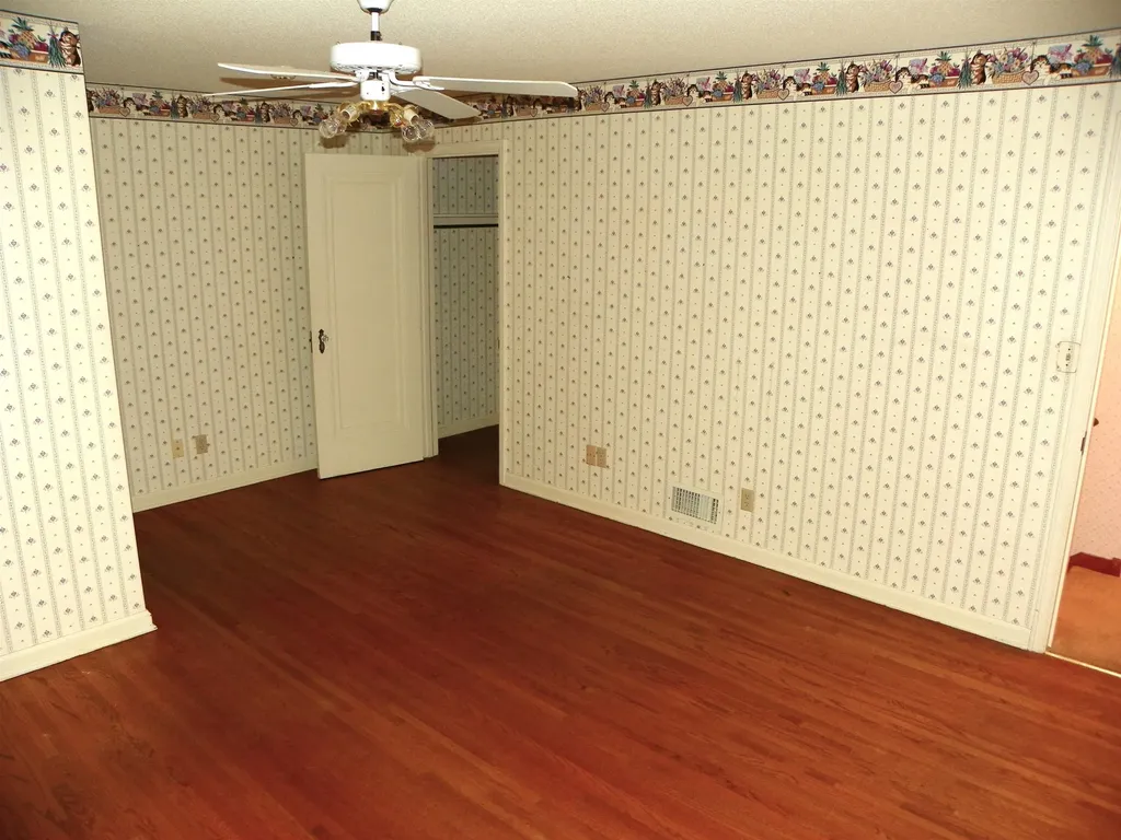 207 N Parkwood Lane Wichita KS 67208-4144