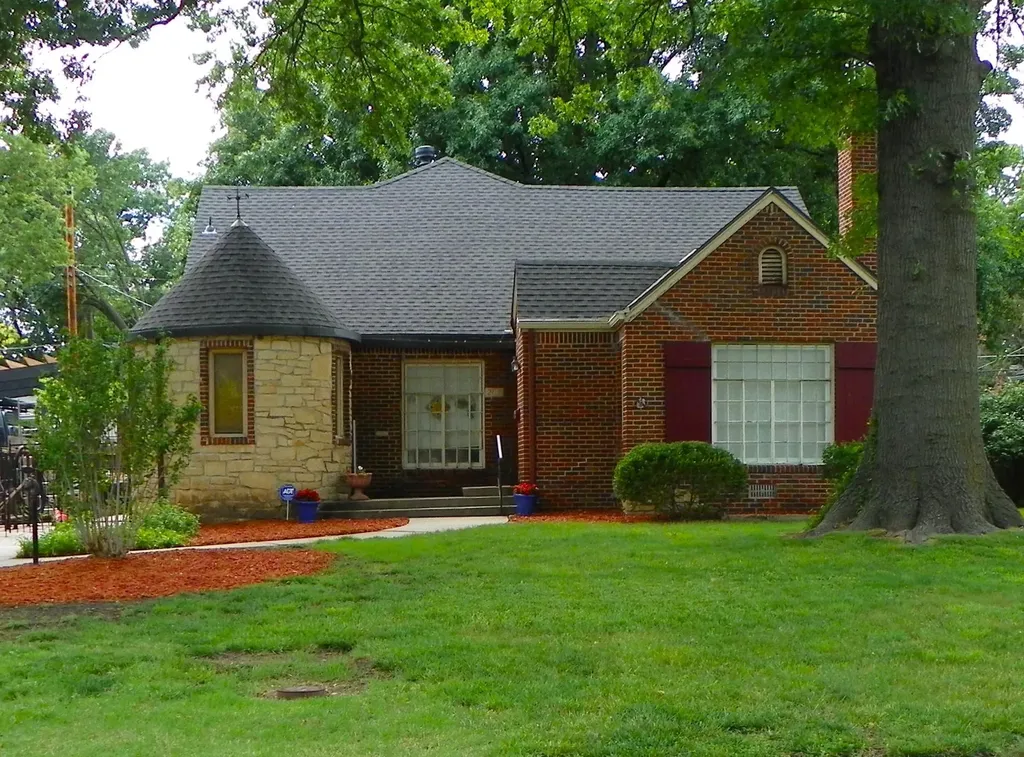 207 N Parkwood Lane Wichita KS 67208-4144