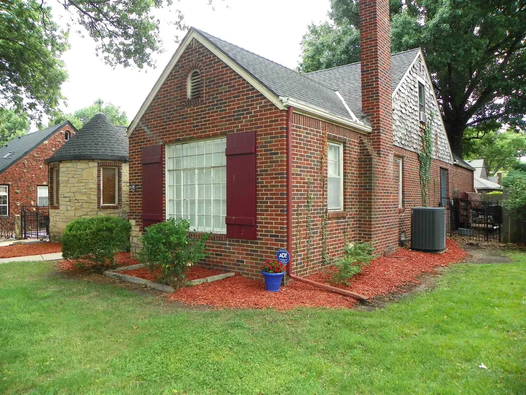 207 N Parkwood Lane Wichita KS 67208-4144