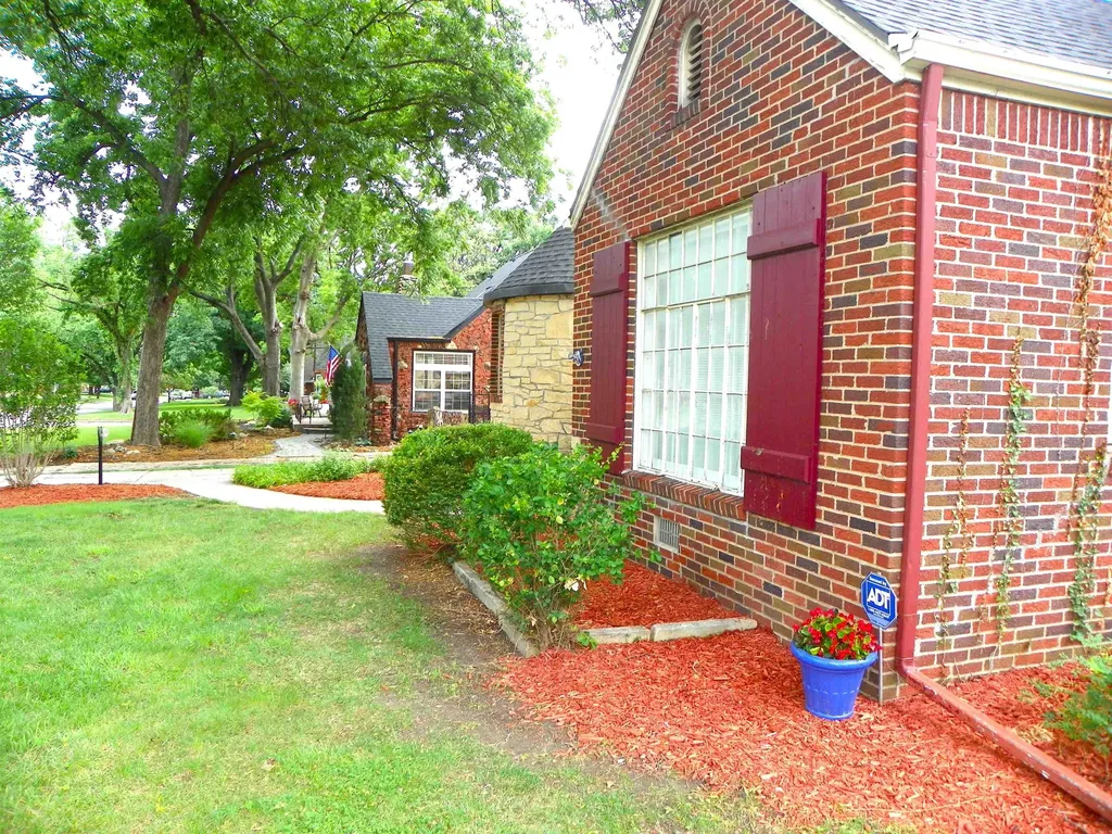207 N Parkwood Lane Wichita KS 67208-4144