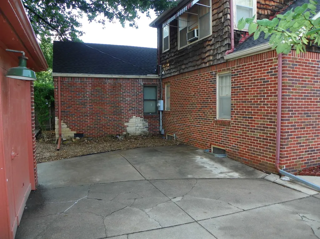 207 N Parkwood Lane Wichita KS 67208-4144