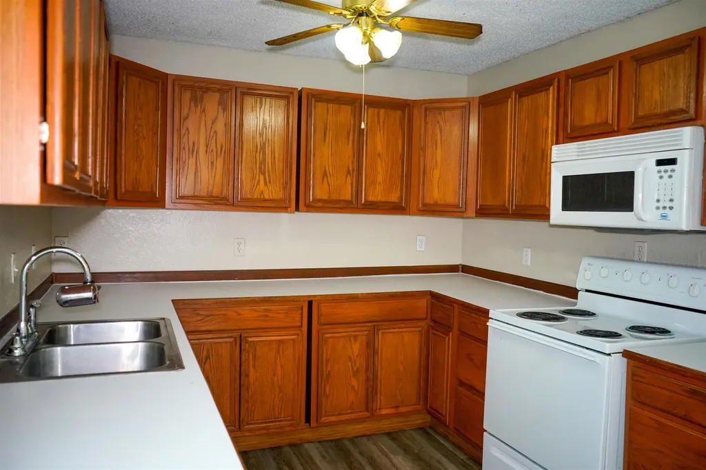 302 N King Street Mount Hope KS 67108-9596
