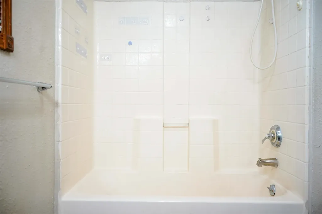 302 N King Street Mount Hope KS 67108-9596
