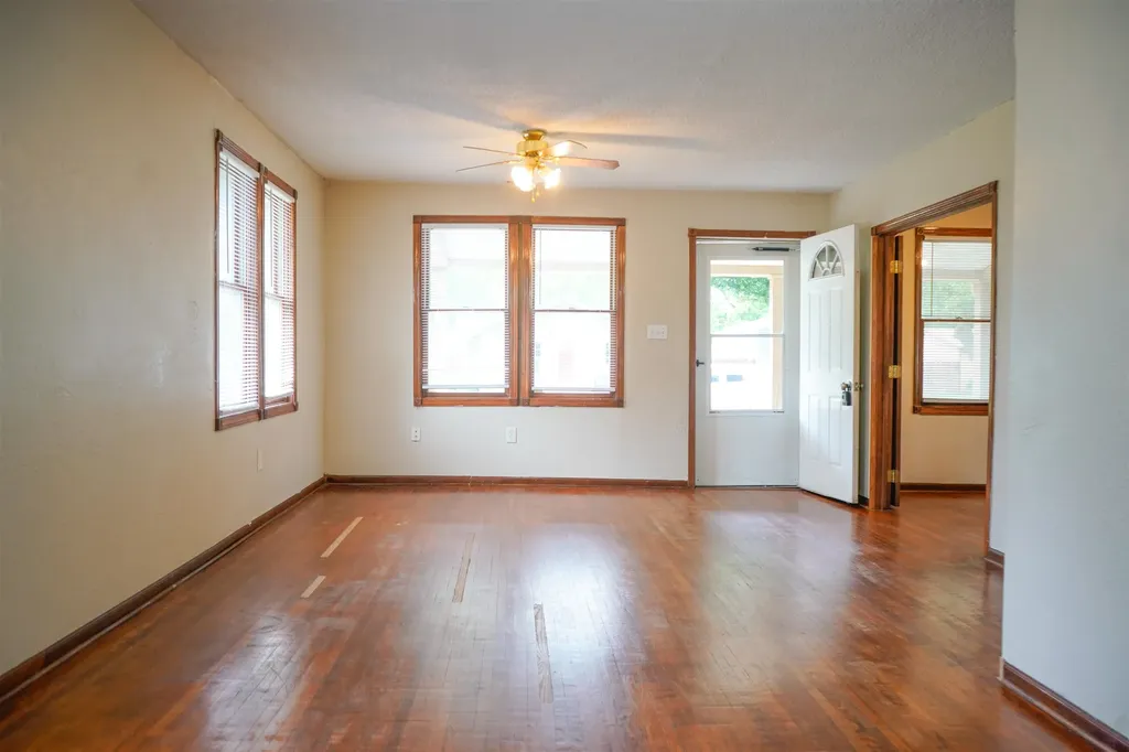 302 N King Street Mount Hope KS 67108-9596