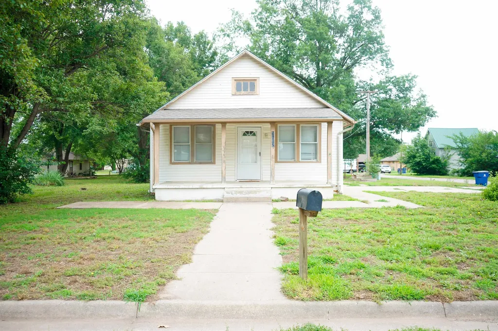 302 N King Street Mount Hope KS 67108-9596