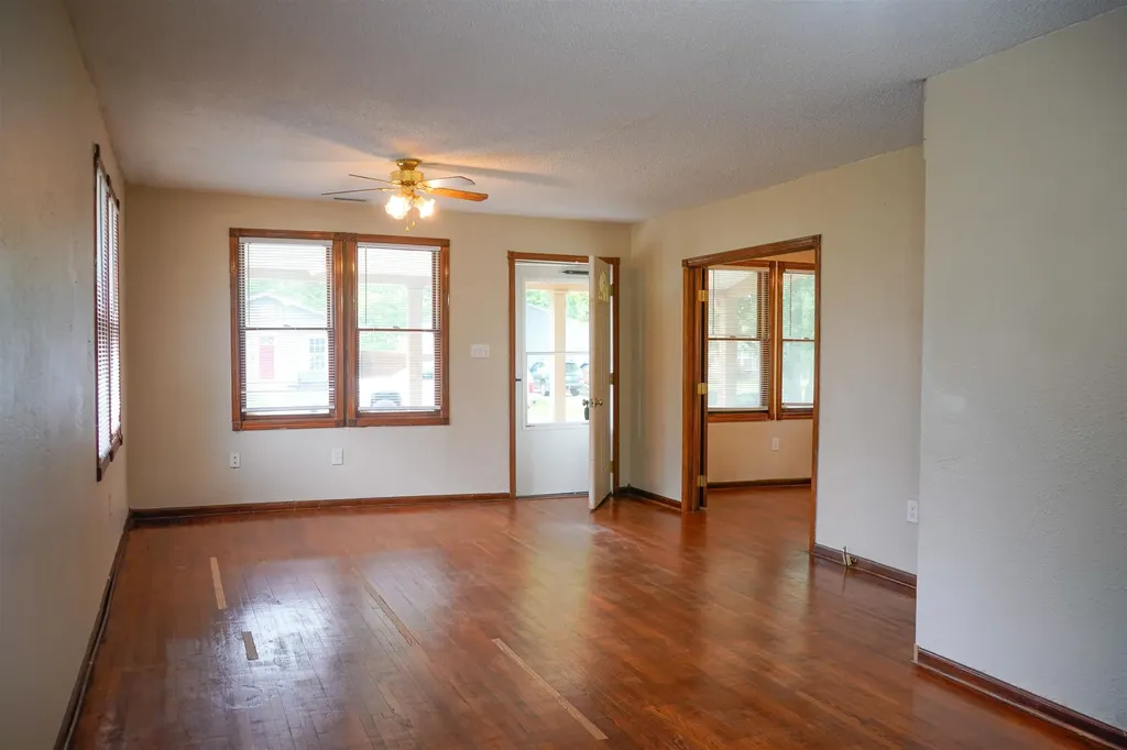 302 N King Street Mount Hope KS 67108-9596