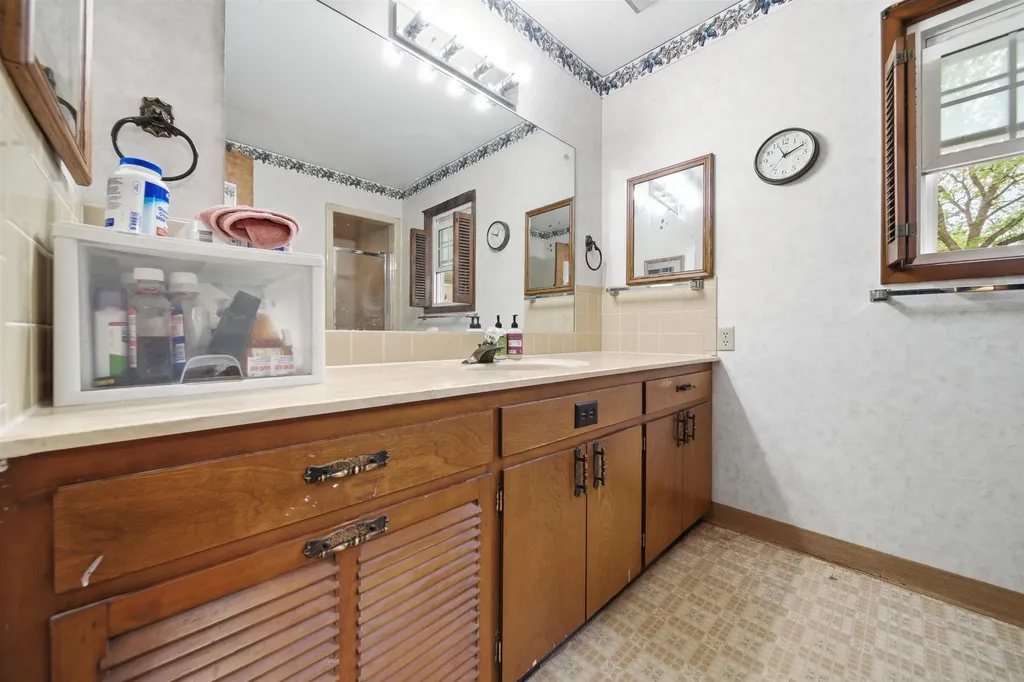 608 W 8th Newton KS 67114