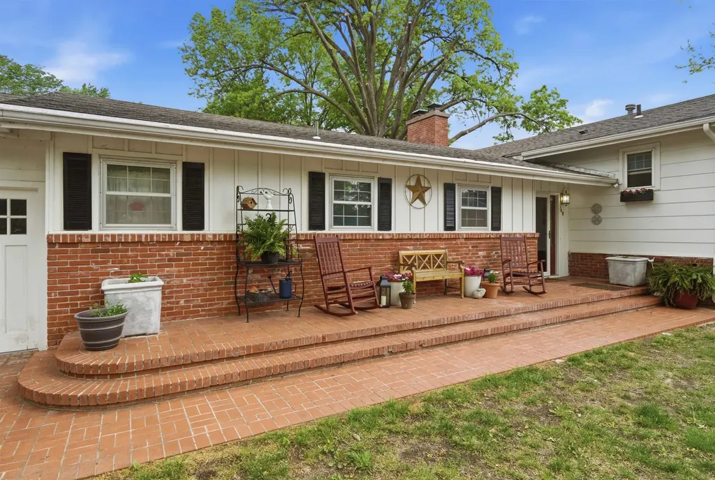 608 W 8th Newton KS 67114