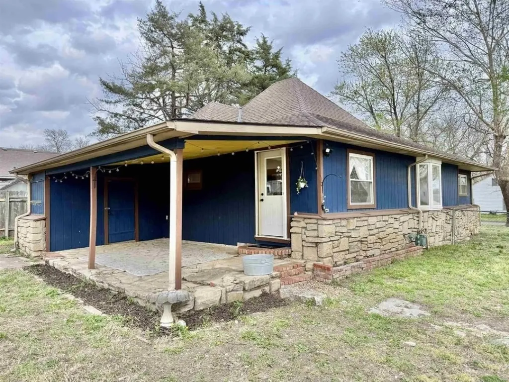 327 Houston Street Winfield KS 67156
