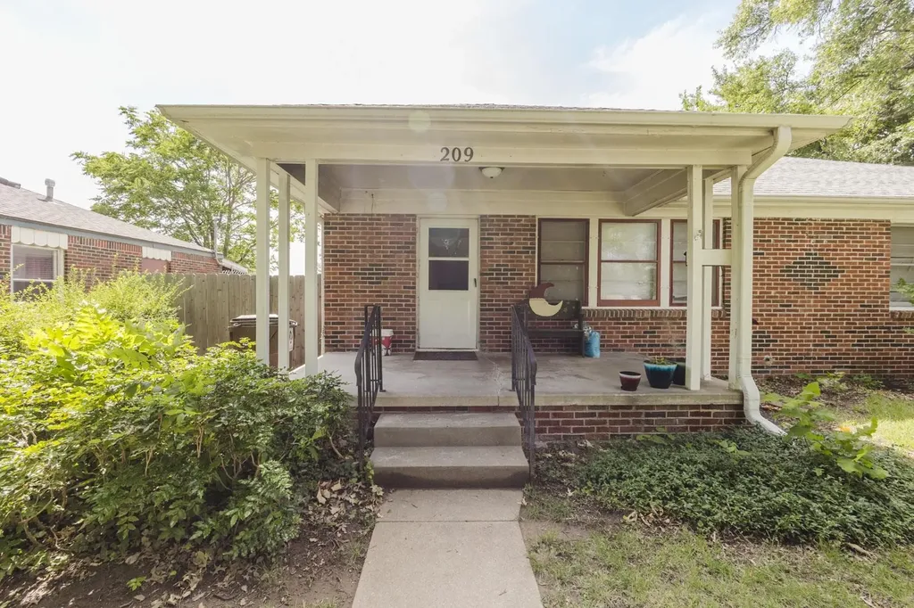 207 & 209 S Custer Wichita KS 67213