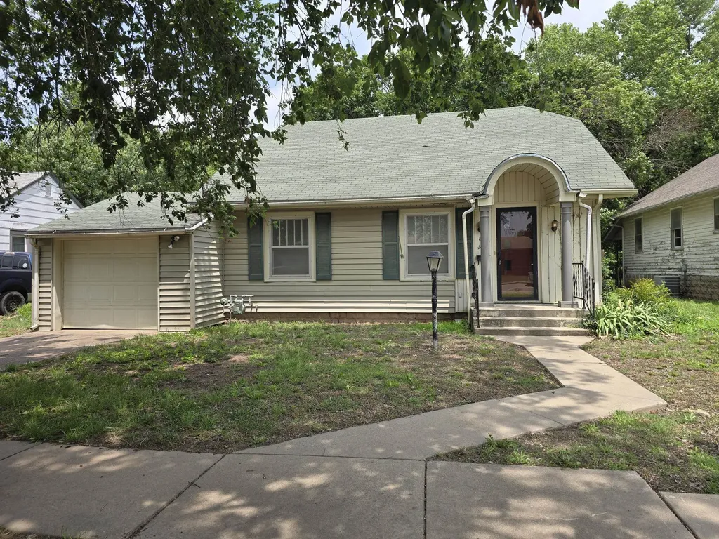 816 E 3rd Winfield KS 67156