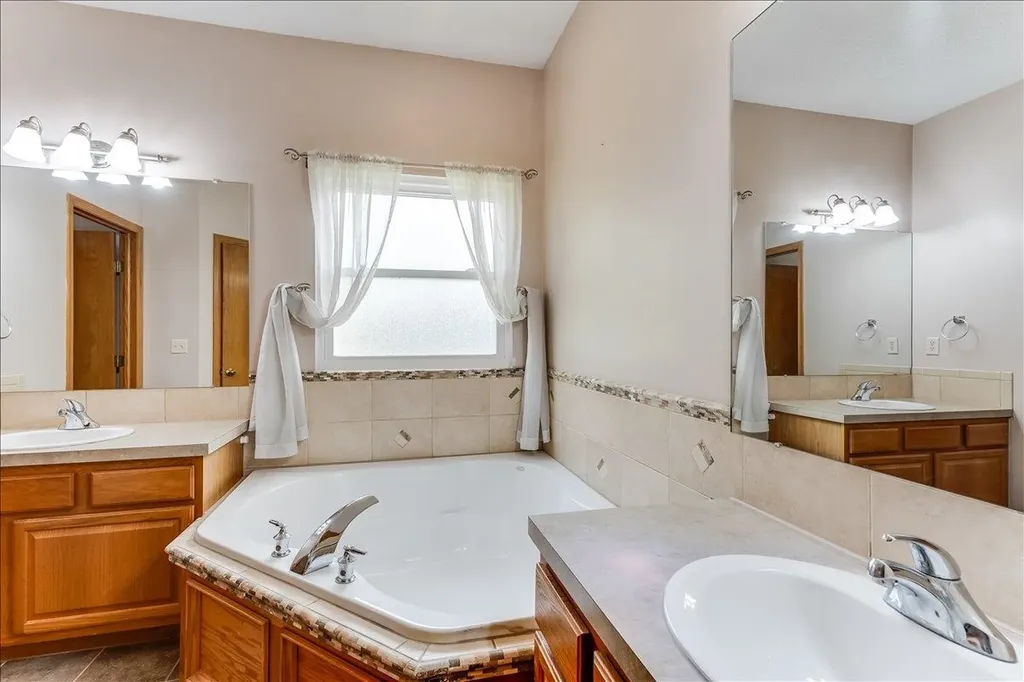 2206 E Myrtlewood Derby KS 67037