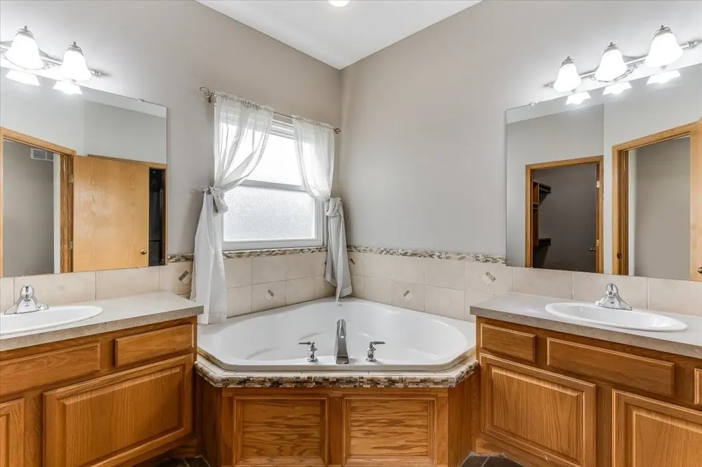 2206 E Myrtlewood Derby KS 67037