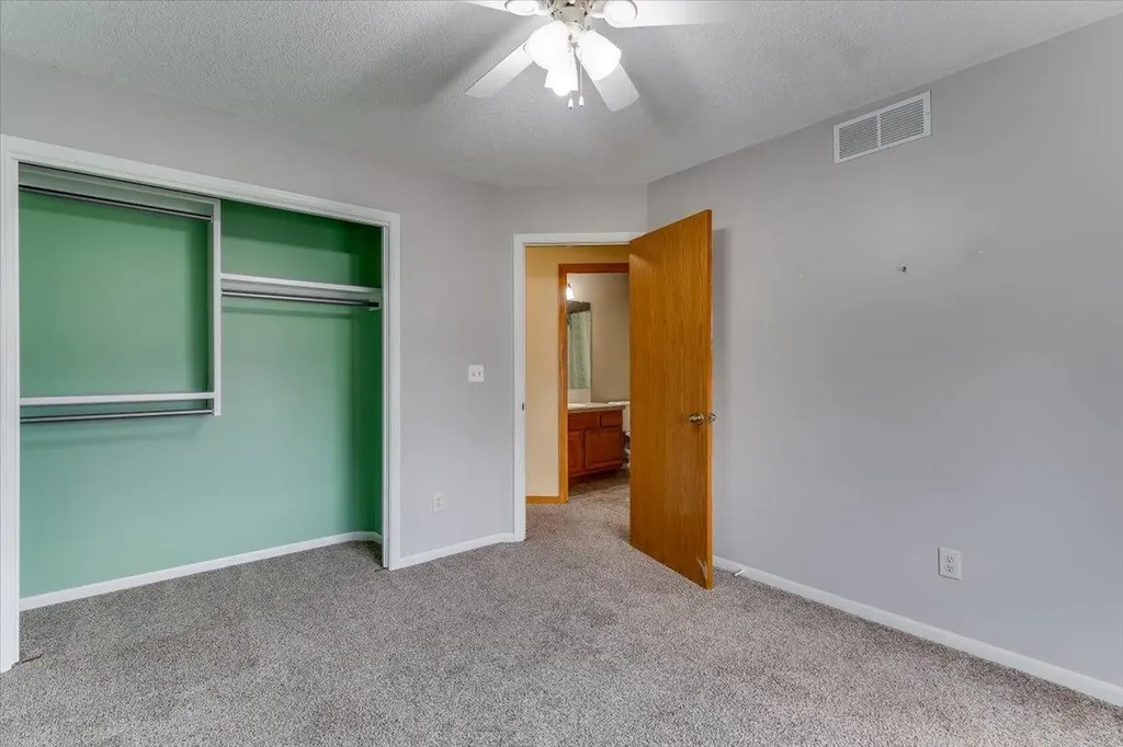 2206 E Myrtlewood Derby KS 67037