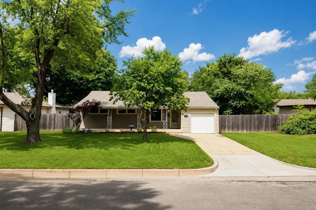 1121 N Ridgewood Wichita KS 67208