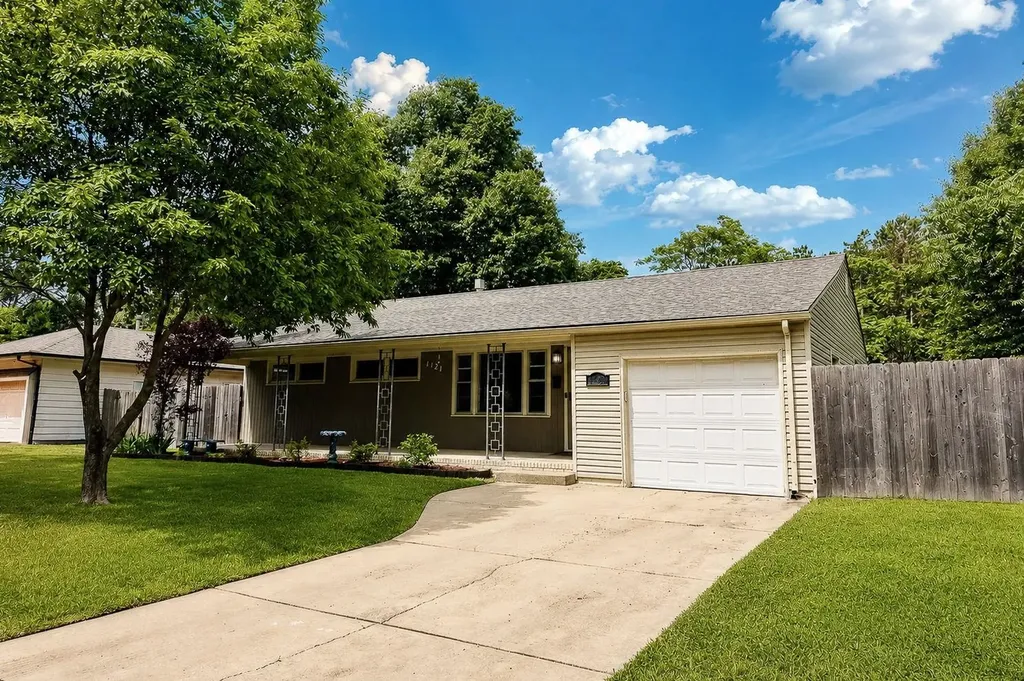 1121 N Ridgewood Wichita KS 67208
