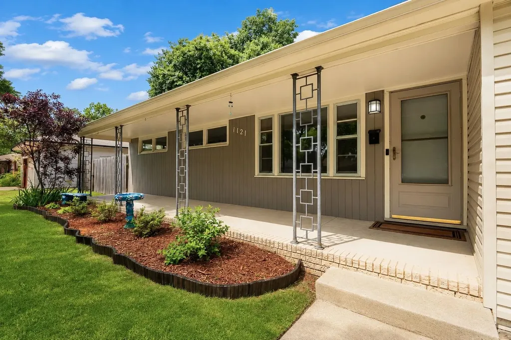 1121 N Ridgewood Wichita KS 67208
