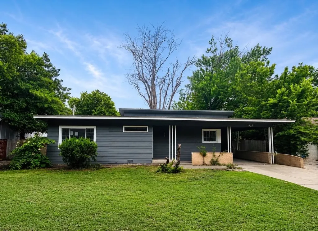 1927 E Glen Oaks Wichita KS 67216