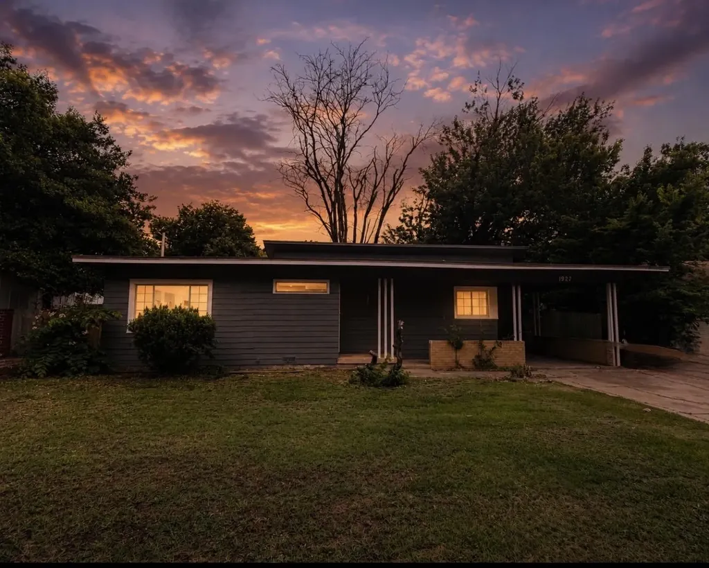 1927 E Glen Oaks Wichita KS 67216