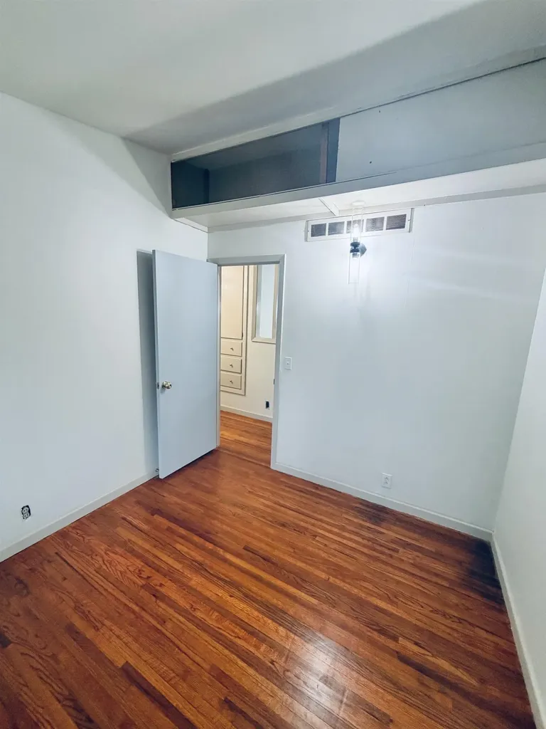 1927 E Glen Oaks Wichita KS 67216