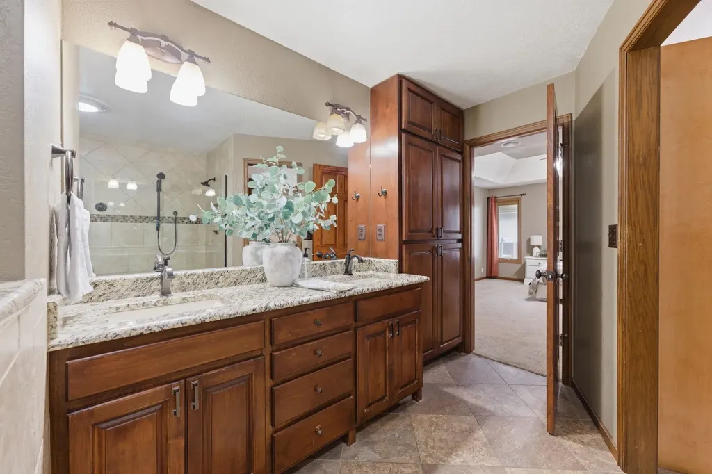 1319 N Coachhouse Court Wichita KS 67235