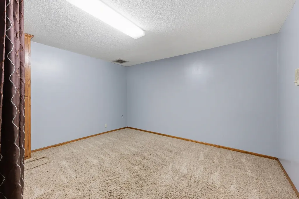 1319 N Coachhouse Court Wichita KS 67235