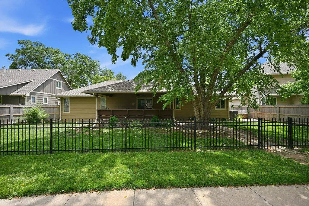 1319 N Coachhouse Court Wichita KS 67235